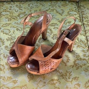 Vintage women’s brown leather platform heels